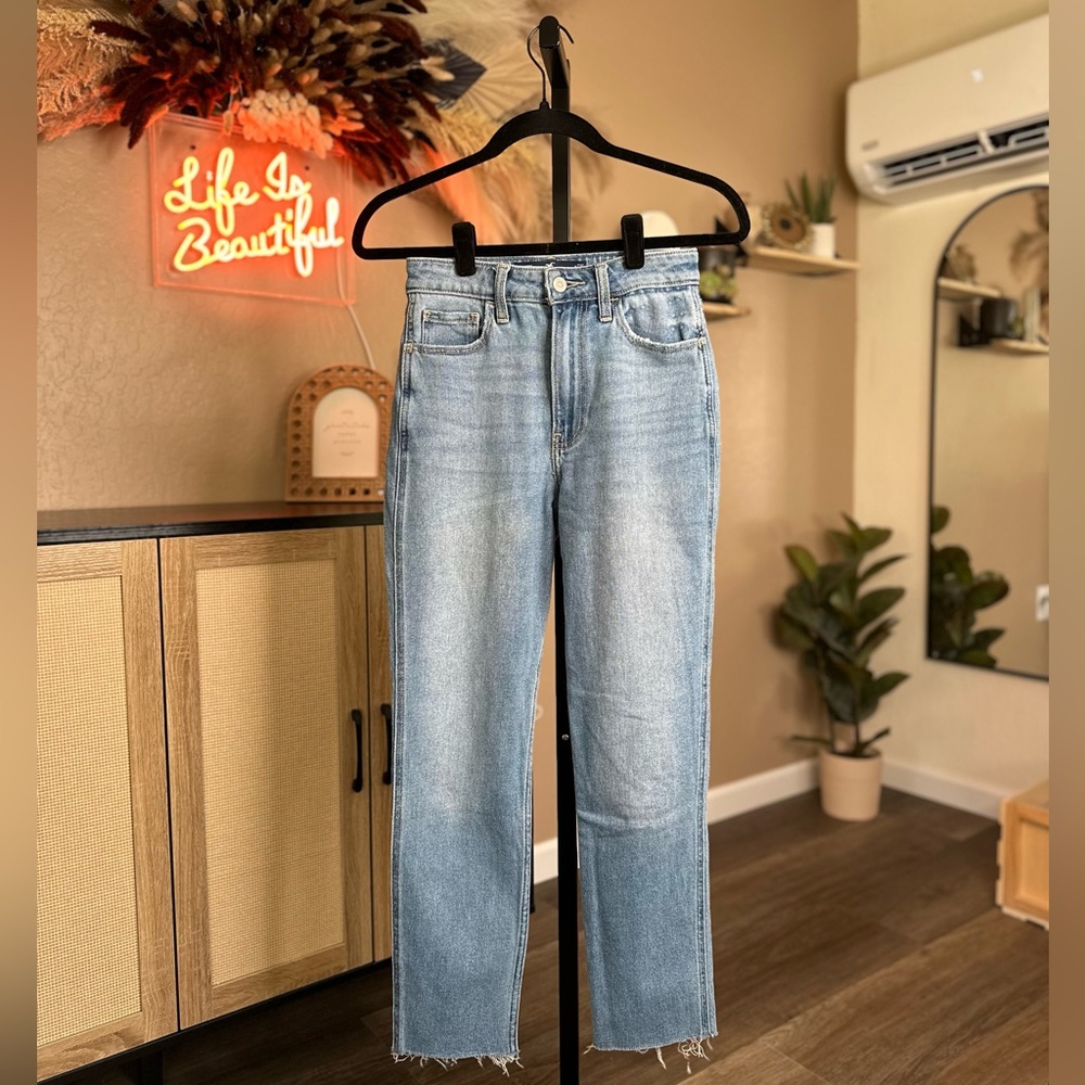 Hollister Ultra High-Rise Medium Wash Mom Jeans size 000/00S
